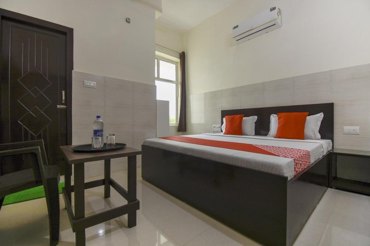 โอโย 75751 โฮเทล สุริยา Hotel Bahadrabad ภายนอก รูปภาพ
